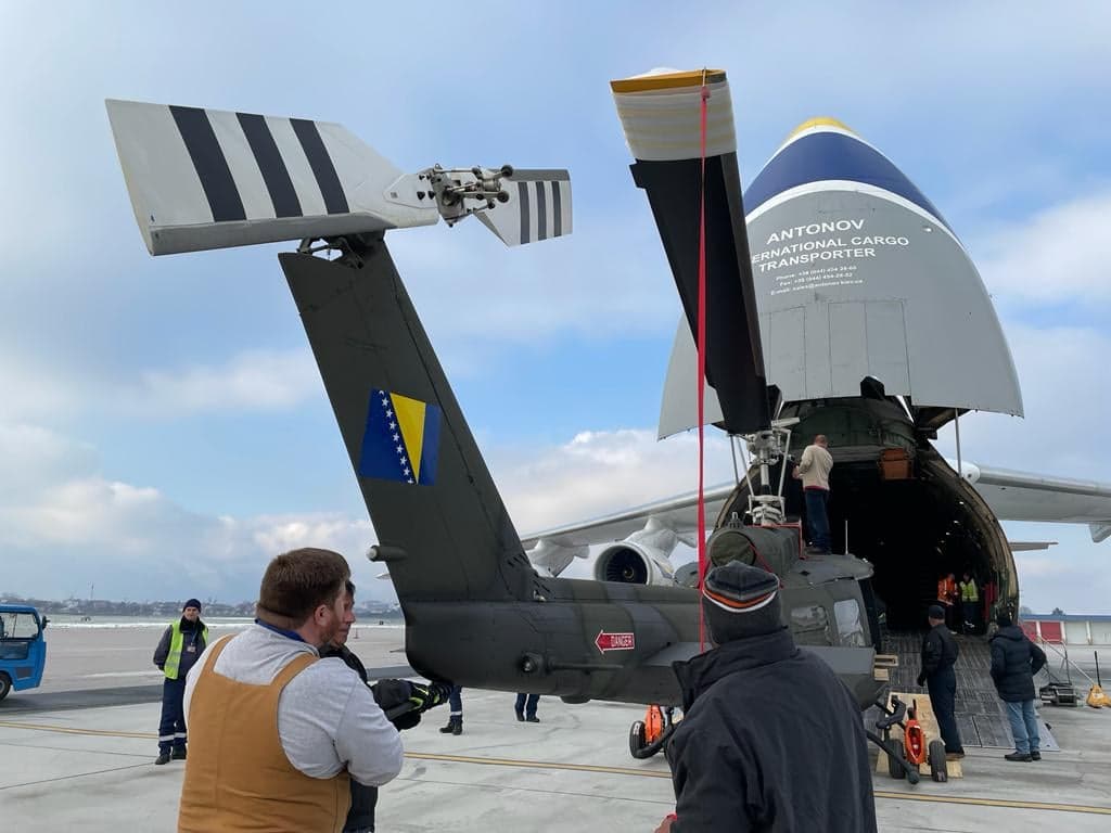 Iz SAD jutros stigli novi vojni helikopteri za Oružane snage BiH